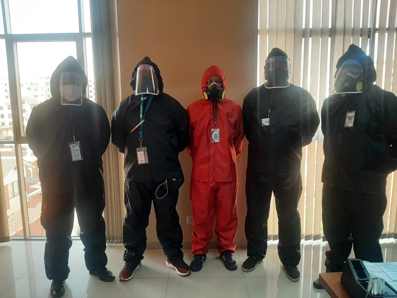 trabajadores con trajes de bioseguridad